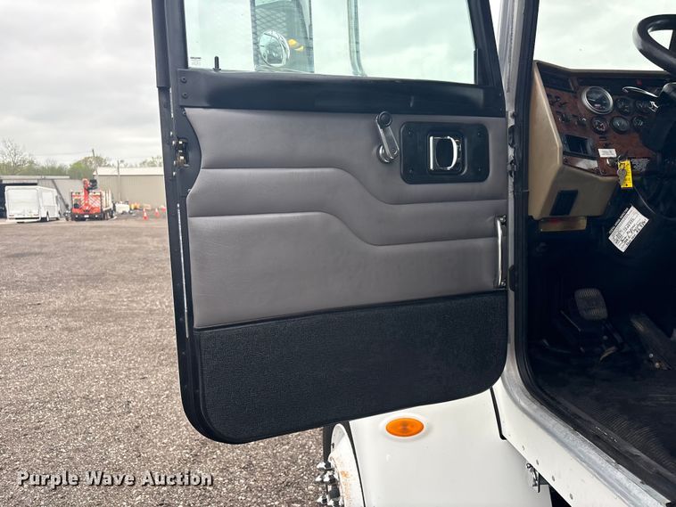 image for item EG8932 2006 Peterbilt 335 flatbed truck
