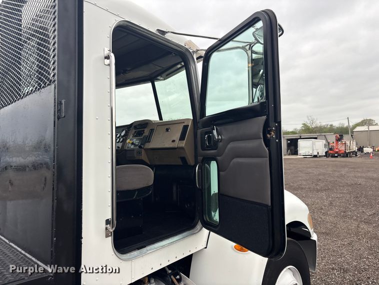 image for item EG8932 2006 Peterbilt 335 flatbed truck