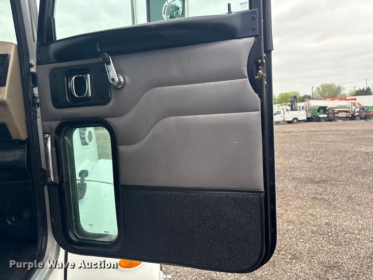image for item EG8932 2006 Peterbilt 335 flatbed truck