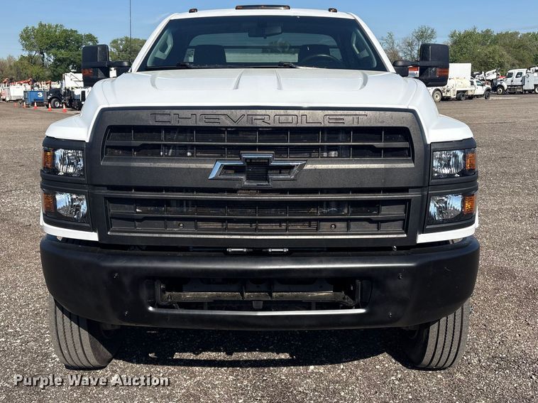 image for item EG8946 2022 Chevrolet Silverado 5500HD flatbed truck