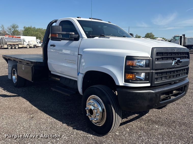 image for item EG8946 2022 Chevrolet Silverado 5500HD flatbed truck