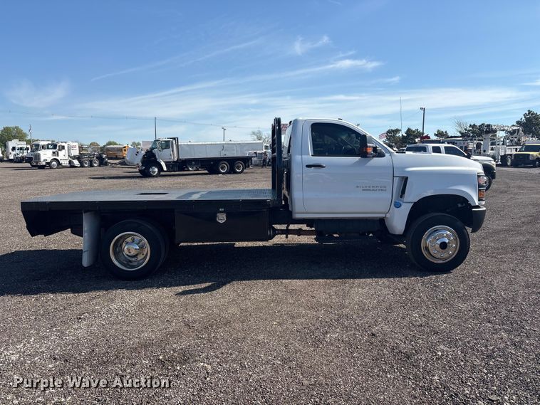 image for item EG8946 2022 Chevrolet Silverado 5500HD flatbed truck