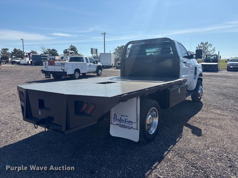 image for item EG8946 2022 Chevrolet Silverado 5500HD flatbed truck