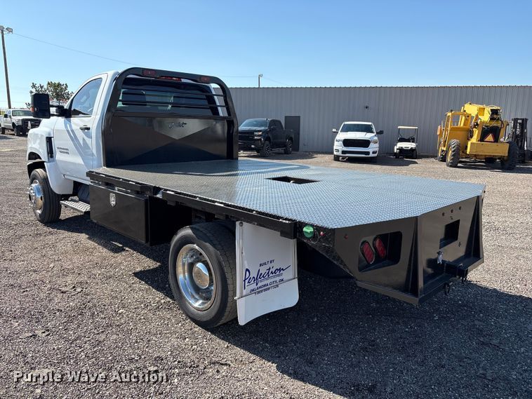 image for item EG8946 2022 Chevrolet Silverado 5500HD flatbed truck