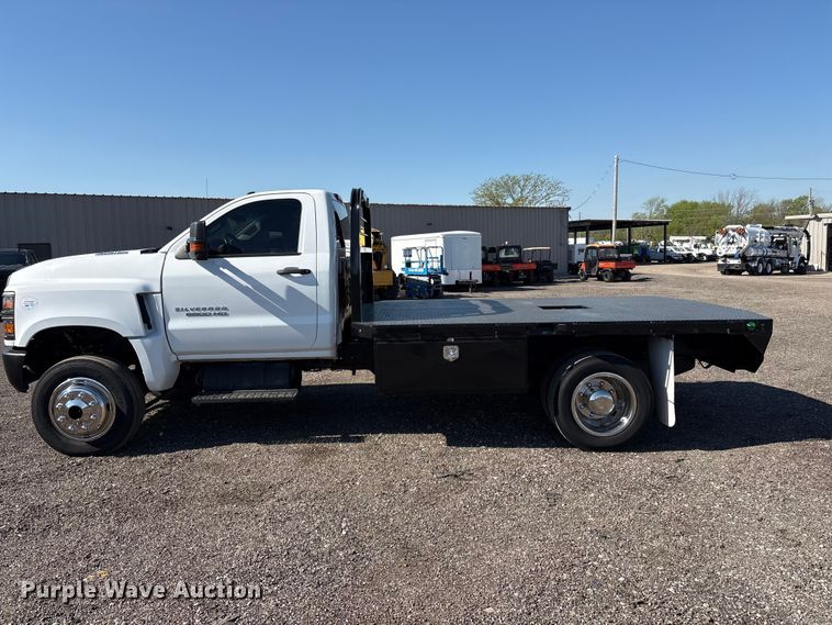 image for item EG8946 2022 Chevrolet Silverado 5500HD flatbed truck