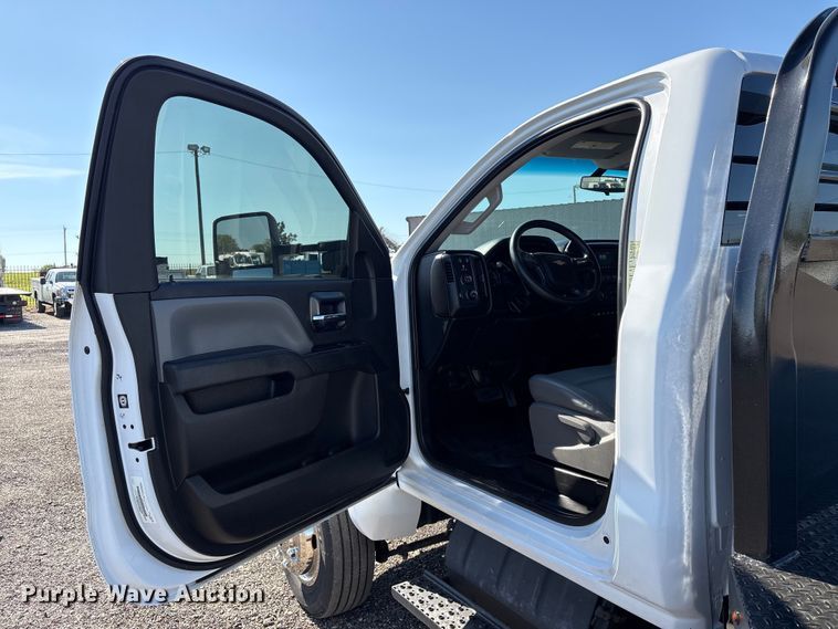 image for item EG8946 2022 Chevrolet Silverado 5500HD flatbed truck