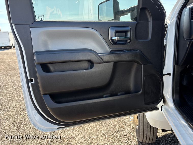 image for item EG8946 2022 Chevrolet Silverado 5500HD flatbed truck