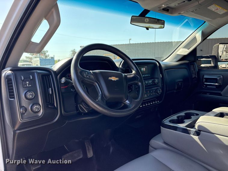 image for item EG8946 2022 Chevrolet Silverado 5500HD flatbed truck