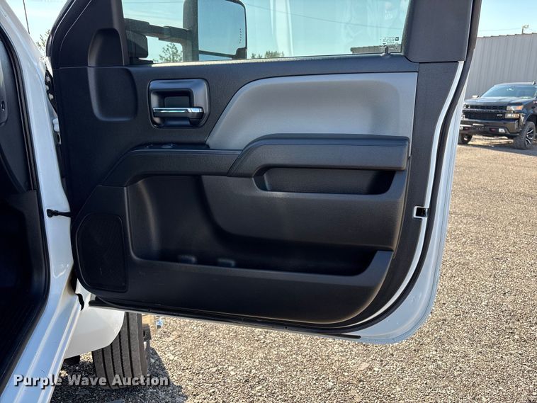 image for item EG8946 2022 Chevrolet Silverado 5500HD flatbed truck