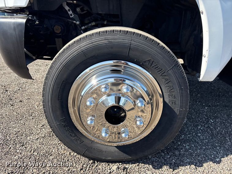 image for item EG8946 2022 Chevrolet Silverado 5500HD flatbed truck