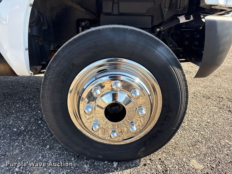 image for item EG8946 2022 Chevrolet Silverado 5500HD flatbed truck