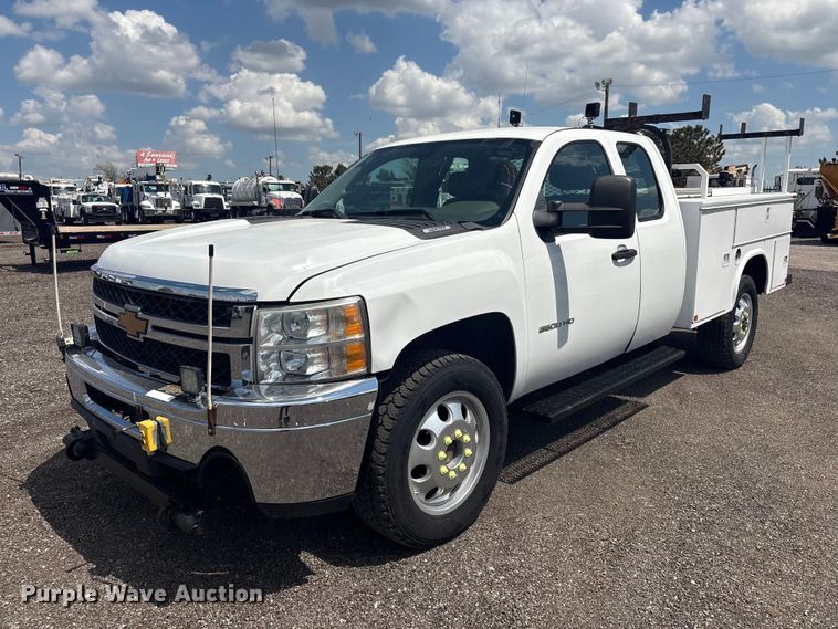 image for item EG8957 2013 Chevrolet Silverado 3500HD Ext. Cab utility bed pickup truck