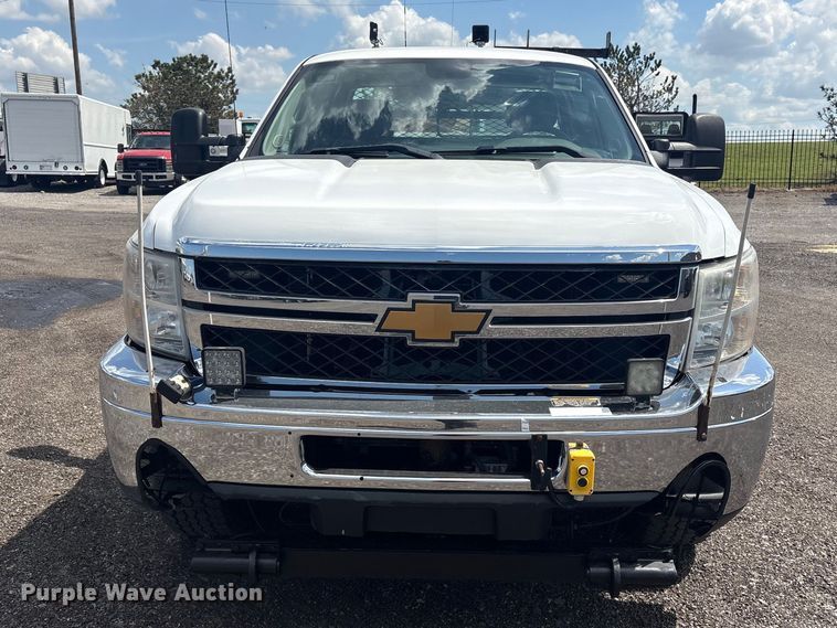 image for item EG8957 2013 Chevrolet Silverado 3500HD Ext. Cab utility bed pickup truck