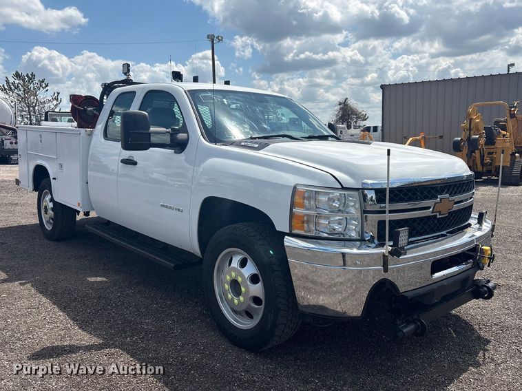 image for item EG8957 2013 Chevrolet Silverado 3500HD Ext. Cab utility bed pickup truck
