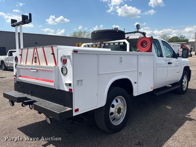 image for item EG8957 2013 Chevrolet Silverado 3500HD Ext. Cab utility bed pickup truck