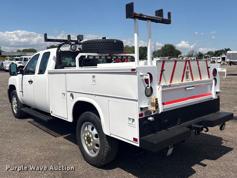 image for item EG8957 2013 Chevrolet Silverado 3500HD Ext. Cab utility bed pickup truck