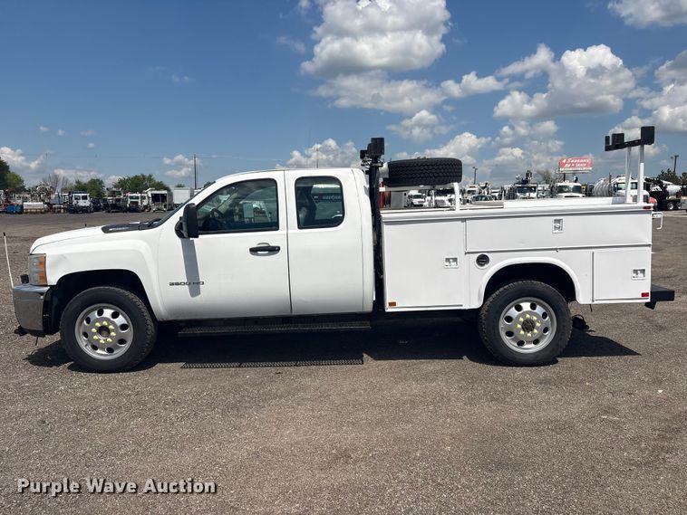 image for item EG8957 2013 Chevrolet Silverado 3500HD Ext. Cab utility bed pickup truck