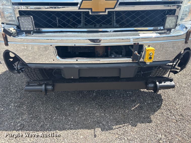 image for item EG8957 2013 Chevrolet Silverado 3500HD Ext. Cab utility bed pickup truck