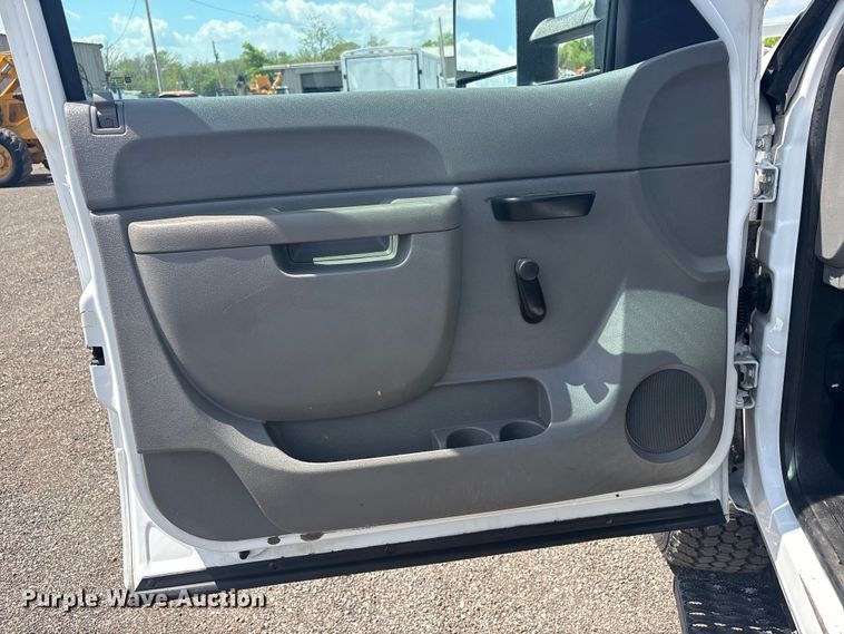 image for item EG8957 2013 Chevrolet Silverado 3500HD Ext. Cab utility bed pickup truck