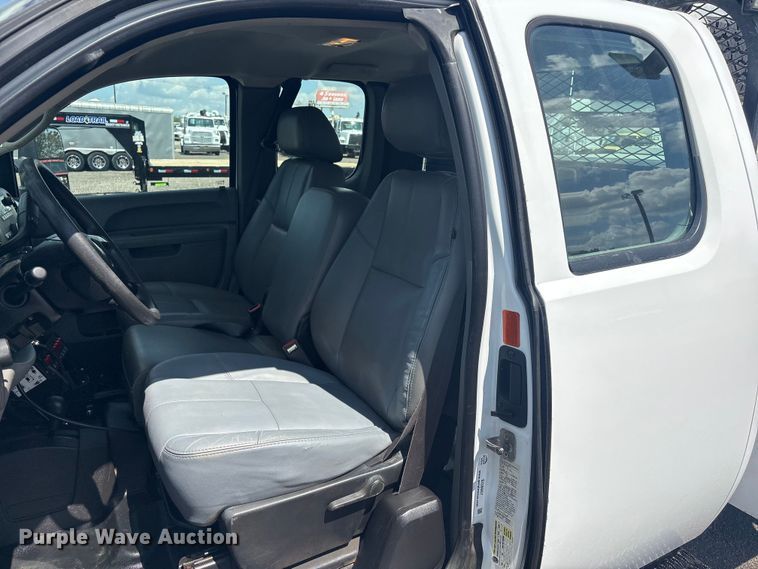 image for item EG8957 2013 Chevrolet Silverado 3500HD Ext. Cab utility bed pickup truck