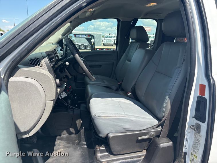 image for item EG8957 2013 Chevrolet Silverado 3500HD Ext. Cab utility bed pickup truck