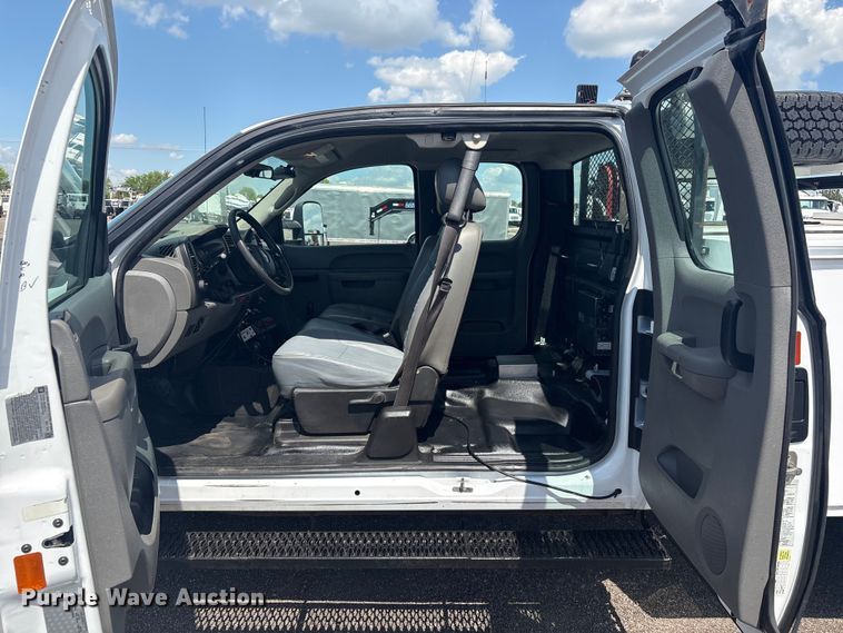 image for item EG8957 2013 Chevrolet Silverado 3500HD Ext. Cab utility bed pickup truck