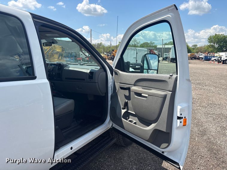 image for item EG8957 2013 Chevrolet Silverado 3500HD Ext. Cab utility bed pickup truck