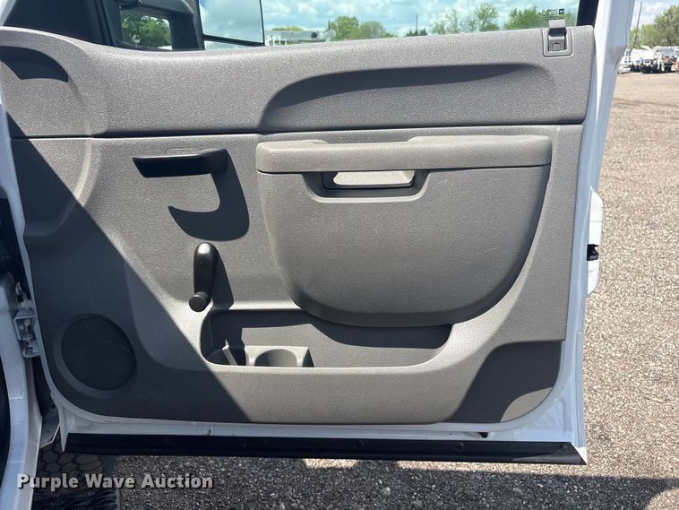 image for item EG8957 2013 Chevrolet Silverado 3500HD Ext. Cab utility bed pickup truck