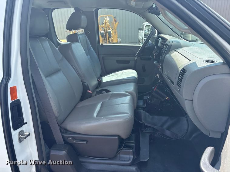 image for item EG8957 2013 Chevrolet Silverado 3500HD Ext. Cab utility bed pickup truck