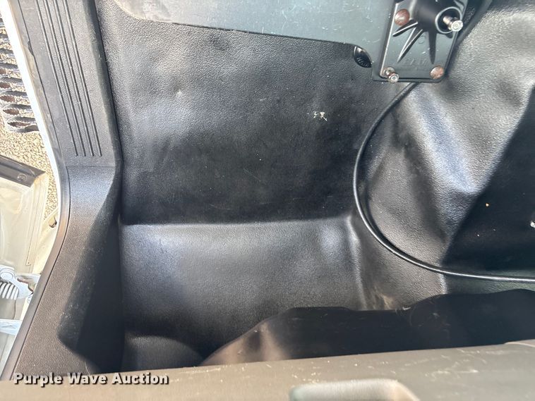 image for item EG8957 2013 Chevrolet Silverado 3500HD Ext. Cab utility bed pickup truck