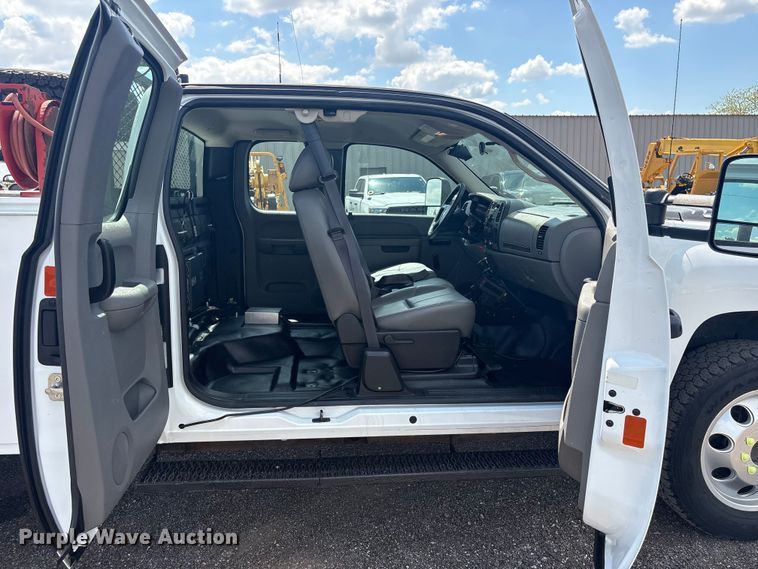 image for item EG8957 2013 Chevrolet Silverado 3500HD Ext. Cab utility bed pickup truck