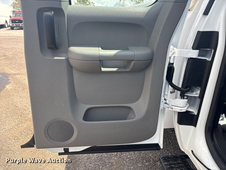 image for item EG8957 2013 Chevrolet Silverado 3500HD Ext. Cab utility bed pickup truck