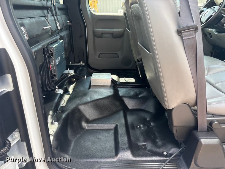 image for item EG8957 2013 Chevrolet Silverado 3500HD Ext. Cab utility bed pickup truck
