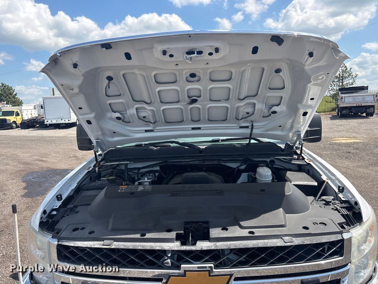 image for item EG8957 2013 Chevrolet Silverado 3500HD Ext. Cab utility bed pickup truck