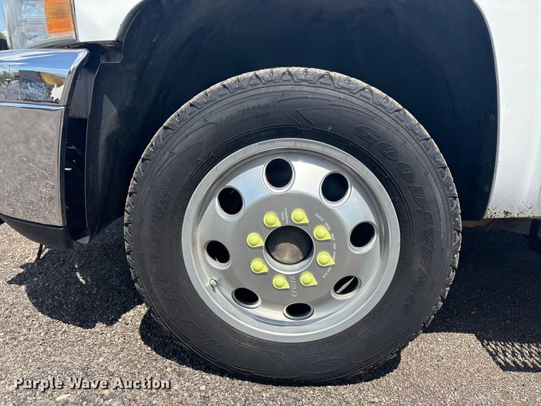 image for item EG8957 2013 Chevrolet Silverado 3500HD Ext. Cab utility bed pickup truck