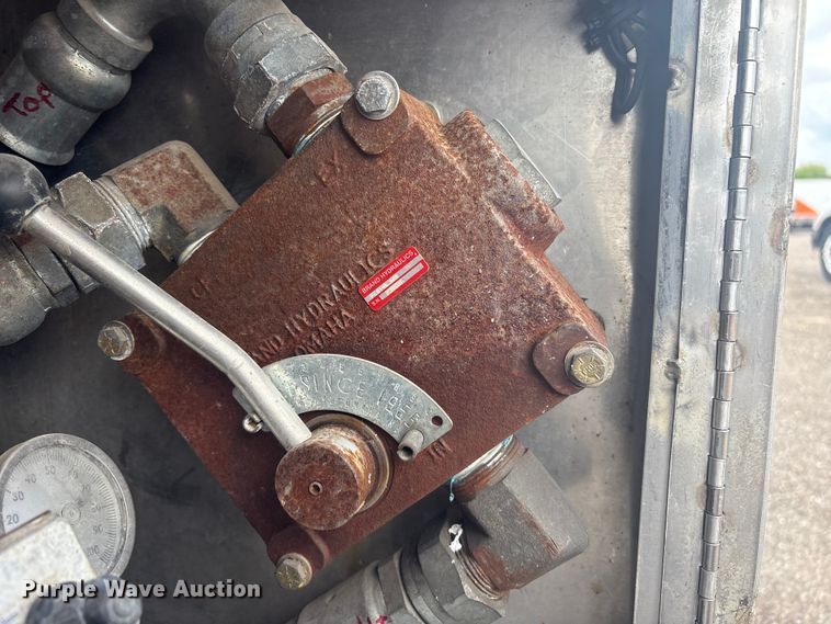 image for item EG8967 2007 International 5900i water truck