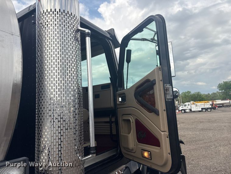 image for item EG8967 2007 International 5900i water truck