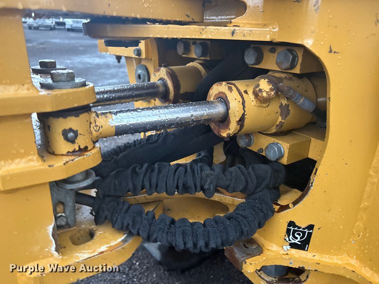 image for item EG8972 2017 Vermeer RTX750 vibratory cable plow