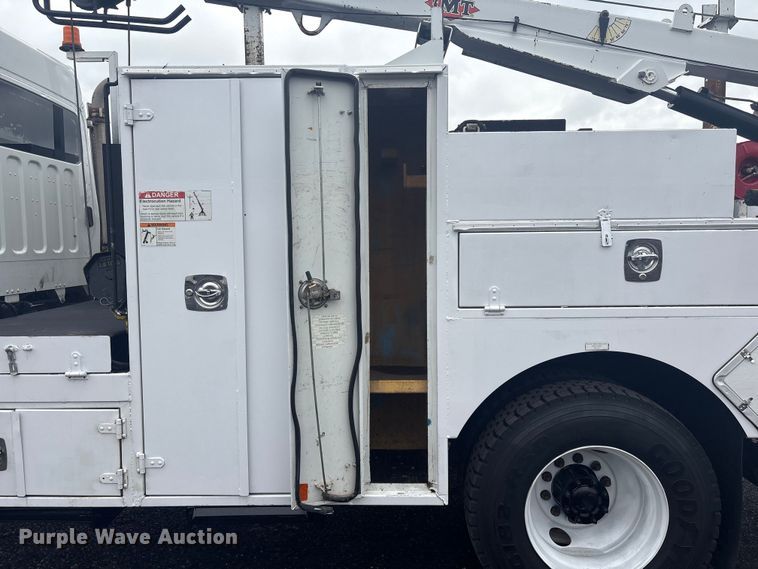 image for item EG8973 2013 Freightliner Business Class M2  utility / service truck