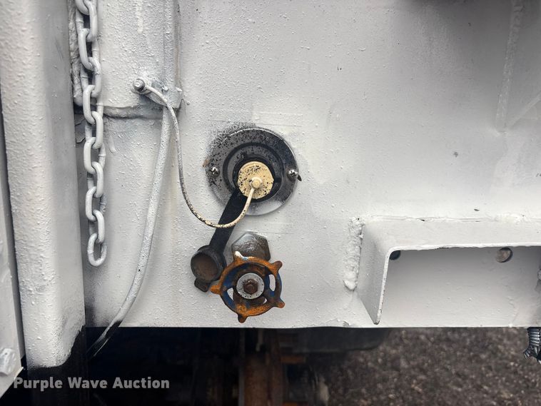 image for item EG8973 2013 Freightliner Business Class M2  utility / service truck