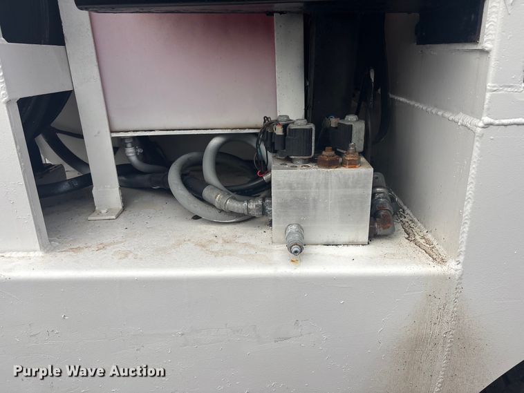 image for item EG8973 2013 Freightliner Business Class M2  utility / service truck