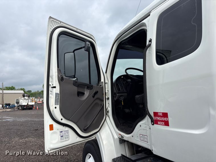 image for item EG8973 2013 Freightliner Business Class M2  utility / service truck