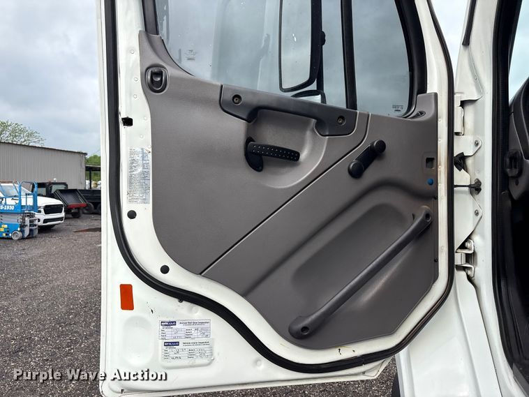 image for item EG8973 2013 Freightliner Business Class M2  utility / service truck