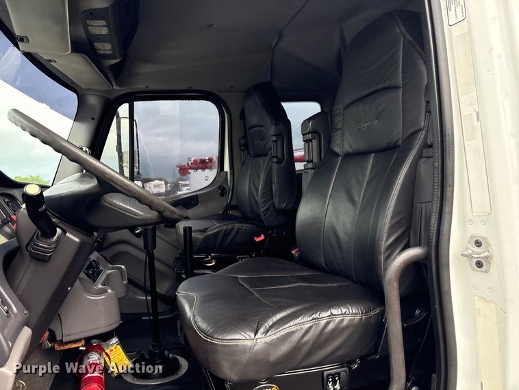 image for item EG8973 2013 Freightliner Business Class M2  utility / service truck