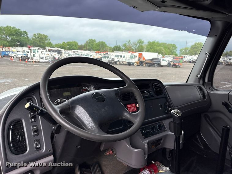 image for item EG8973 2013 Freightliner Business Class M2  utility / service truck