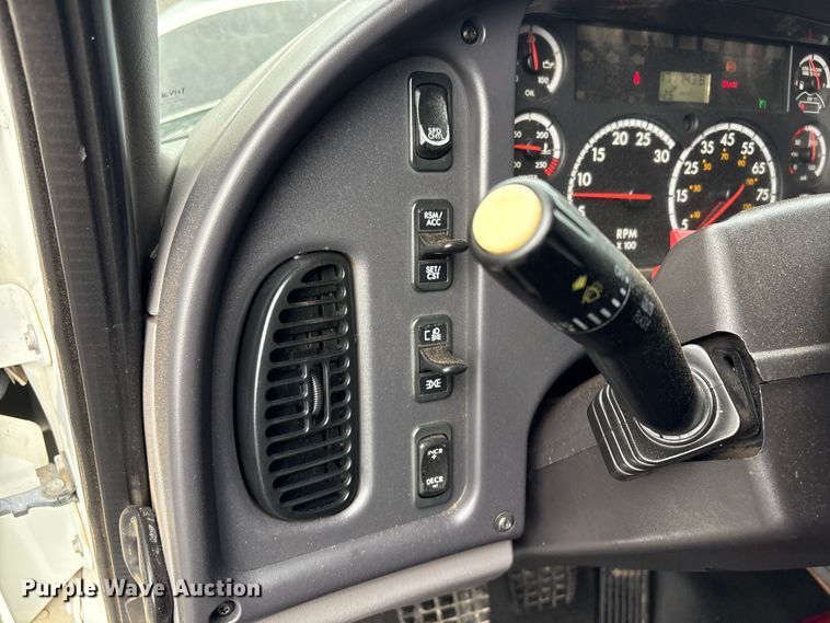 image for item EG8973 2013 Freightliner Business Class M2  utility / service truck