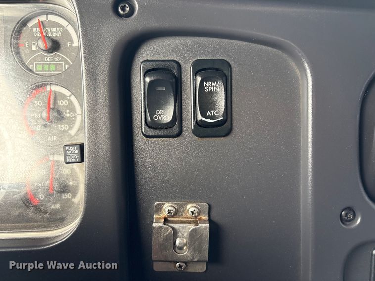 image for item EG8973 2013 Freightliner Business Class M2  utility / service truck