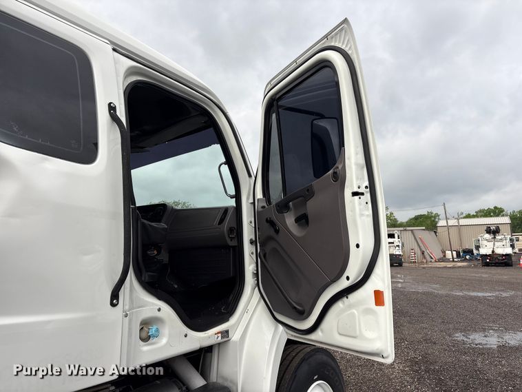 image for item EG8973 2013 Freightliner Business Class M2  utility / service truck