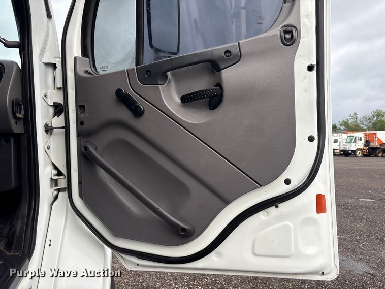 image for item EG8973 2013 Freightliner Business Class M2  utility / service truck