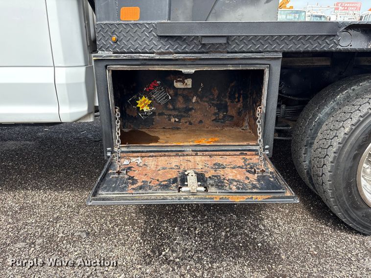 image for item EG8980 2017 Ford F550 Super Duty Crew Cab flatbed truck